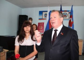 Паспорта Алтайского края выдали школьникам региональные власти