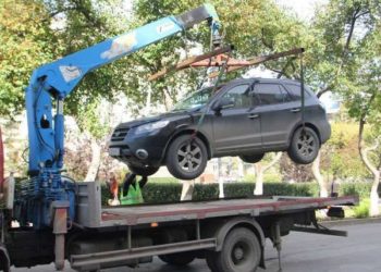 Президент подписал закон о праве «спасти» повисший на тросах эвакуатора автомобиль