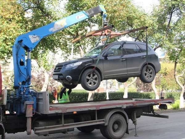 Президент подписал закон о праве «спасти» повисший на тросах эвакуатора автомобиль