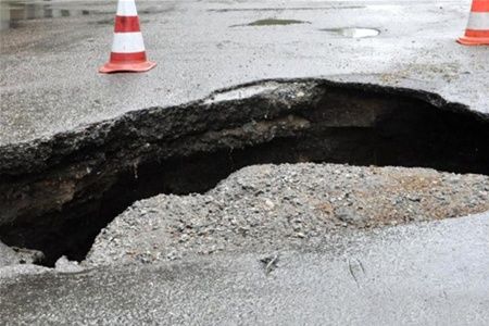 На улице Дуси Ковальчук провалился асфальт