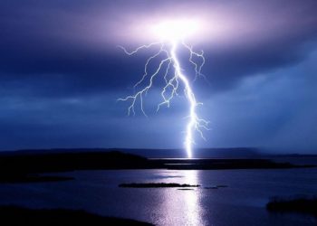 Двое детей выжили после удара молнии в Новосибирской области