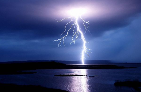 Двое детей выжили после удара молнии в Новосибирской области