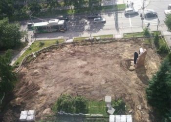 Вслед за памятником пожарному во дворе на Красном проспекте «исчез» сквер