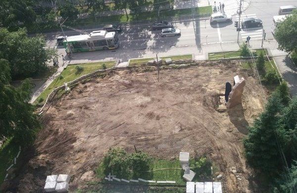 Вслед за памятником пожарному во дворе на Красном проспекте «исчез» сквер