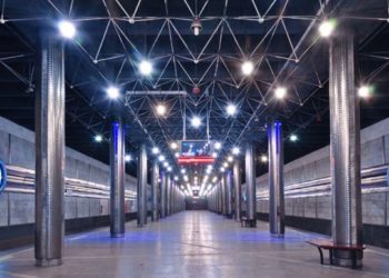 Бросившийся под поезд на «Гагаринской» скончался, инцидент изучают следователи