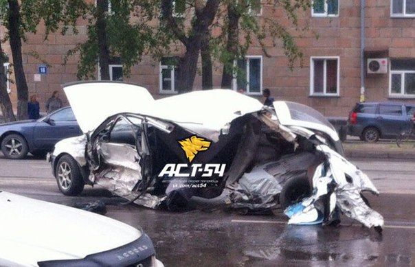 При столкновении двух «Тойот» на проспекте Дзержинского одну из них порвало пополам