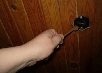 Проникнув в чужую квартиру, житель НСО украл не деньги, а сварочный аппарат