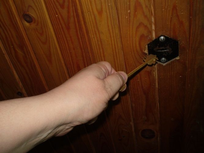 Проникнув в чужую квартиру, житель НСО украл не деньги, а сварочный аппарат