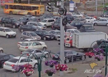 На перекрестке Гоголя — Красный проспект из-за неработающего светофора образовалась пробка