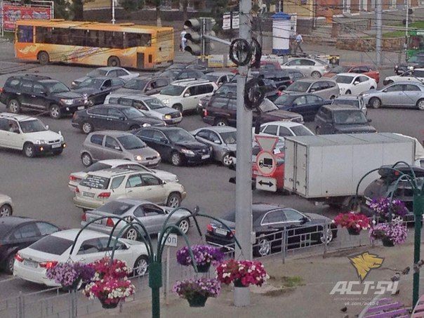 На перекрестке Гоголя — Красный проспект из-за неработающего светофора образовалась пробка