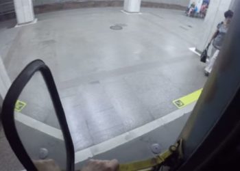 Новосибирский зацепер беспрепятственно прокатился по метромосту снаружи вагона (видео)