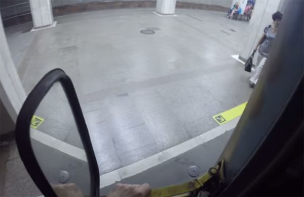 Новосибирский зацепер беспрепятственно прокатился по метромосту снаружи вагона (видео)