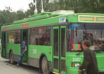 Отстегнувшаяся штанга троллейбуса сломала новосибирцу голень