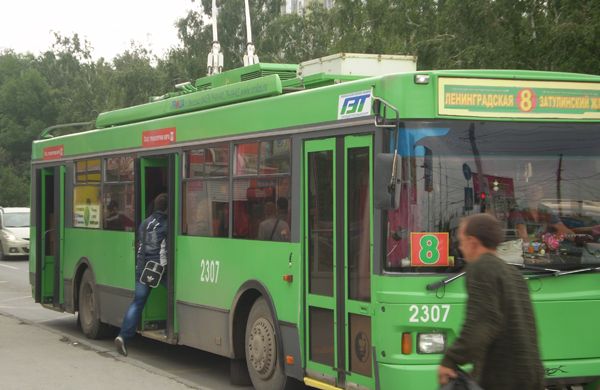 Отстегнувшаяся штанга троллейбуса сломала новосибирцу голень