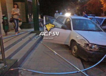 Универсал Nissan с пьяным водителем на борту врезался в отделение «Сбербанка» в Заельцовском районе