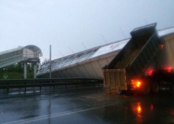 На Советском шоссе упал пешеходный мост. Водитель грузовика погиб