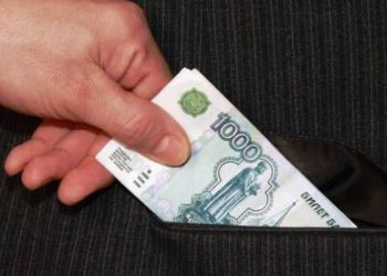 В Новосибирске следователь попался на взятке в 200 тысяч рублей