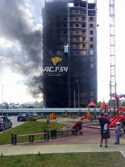 В Ленинском районе Новосибирска загорелась строящаяся многоэтажка (фото)