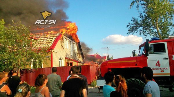 Сразу несколько домов загорелись в Дзержинском районе Новосибирска, погиб человек