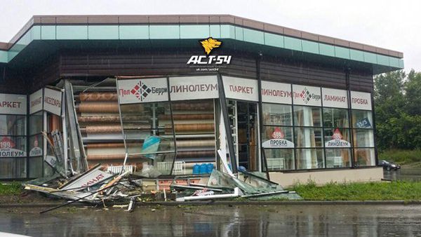 Грузовик протаранил магазин на улице Фабричной в Новосибирске