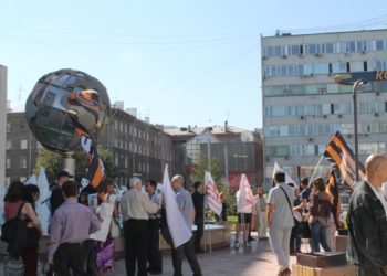 Православные активисты Новосибирска вышли на пикет против выставки в Москве