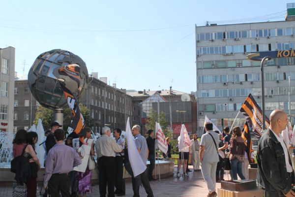 Православные активисты Новосибирска вышли на пикет против выставки в Москве