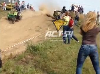 Во время мотокросса в Бердске колясочный мотоцикл врезался в зрителей (видео)