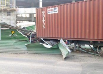 Контейнеровоз снес забор стройки новосибирского аквапарка