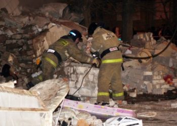 Двухэтажный жилой дом обрушился в Омске в результате взрыва газа