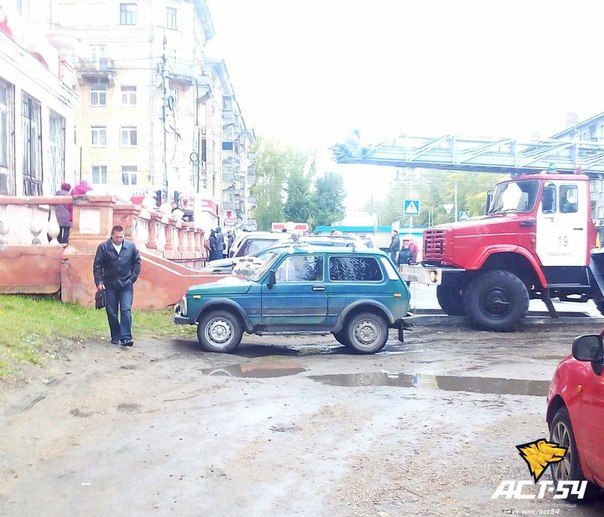 Горит 12-я поликлиника в Дзержинском районе Новосибирска