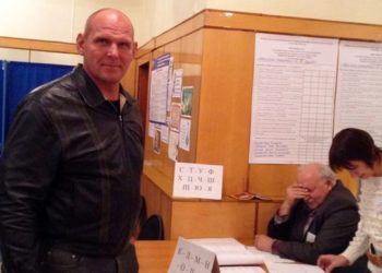 Александр Карелин проголосовал в Заельцовском районе