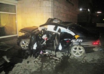 Mercedes на высокой скорости въехал во вход станции метро в Новосибирске