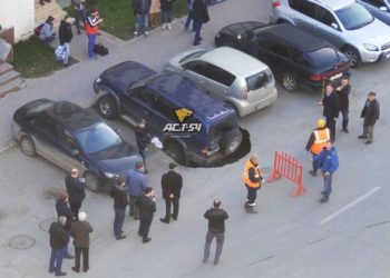 На Октябрьской внедорожник провалился в огромную дыру в асфальте