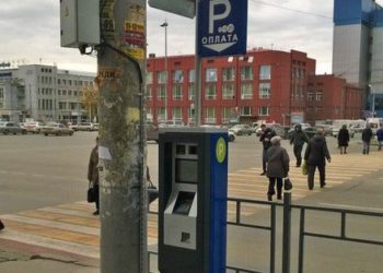 Первые признаки платных парковок появились в Новосибирске «онлайн» и «оффлайн»