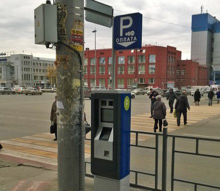 Первые признаки платных парковок появились в Новосибирске «онлайн» и «оффлайн»