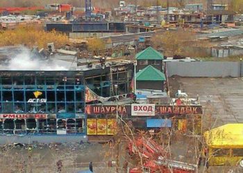 Сгоревший авторынок «Горский» вновь задымился