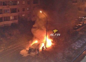 Два автомобиля взорвались в Новосибирске (видео)