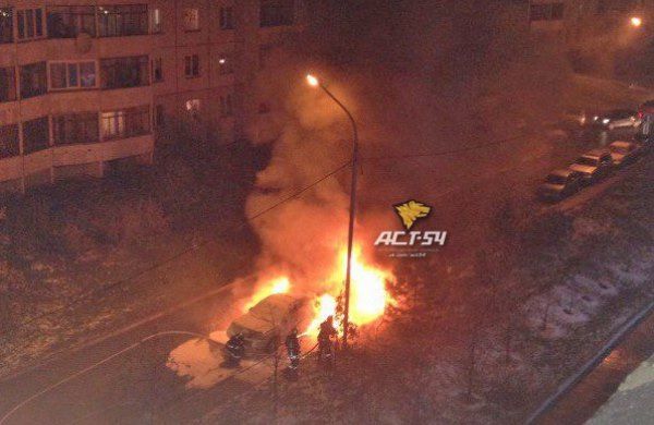 Два автомобиля взорвались в Новосибирске (видео)