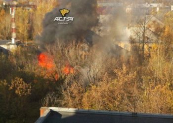 В Заельцовском районе горят старые деревянные постройки