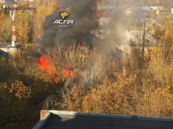 В Заельцовском районе горят старые деревянные постройки