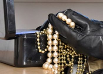 В квартиру на Учительской ворвались «лихие 90-е»