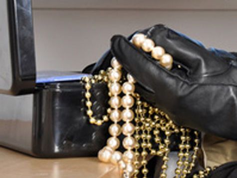 В квартиру на Учительской ворвались «лихие 90-е»