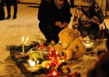 Новосибирцы зажгли свечи в память о жертвах авиакатастрофы в Египте