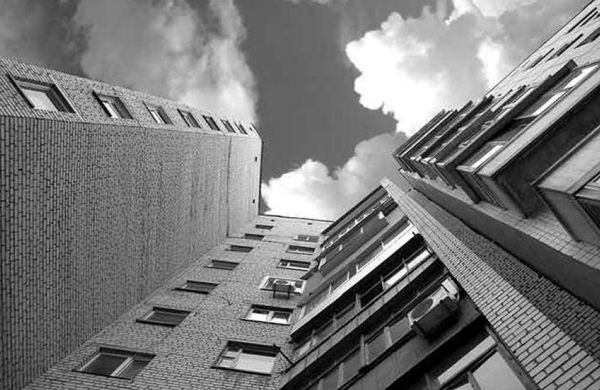 Упавший с балкона 10 этажа подросток скончался в больнице