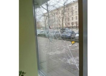 Неизвестный разбил молотком окно в новосибирском отделении Сбербанка
