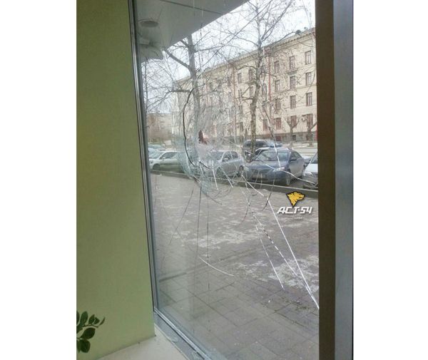 Неизвестный разбил молотком окно в новосибирском отделении Сбербанка