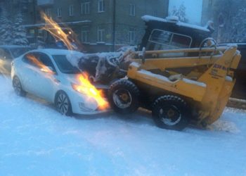 Снегоуборщик смял белую иномарку на улице Дуси Ковальчук
