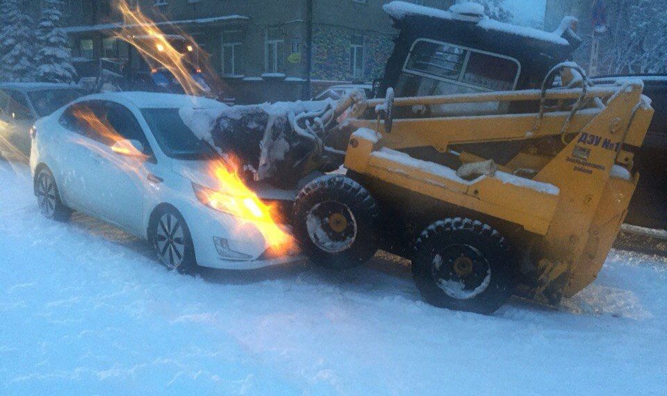 Снегоуборщик смял белую иномарку на улице Дуси Ковальчук