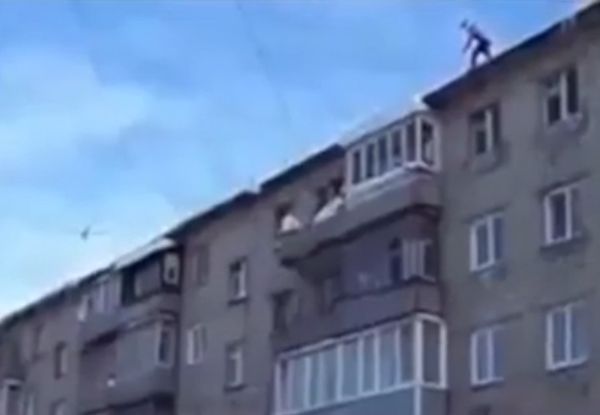 Сибиряк Александр Черников записал свой прыжок с пятиэтажки (видео)