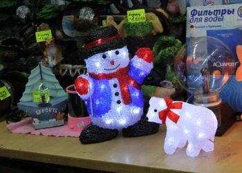 Торговцы новогодним антуражем распродают прошлогоднюю коллекцию и готовятся повышать цены (фоторепортаж)